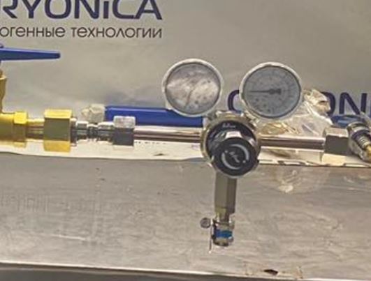 Regulyator davleniya v komplekte s predokhranitel'nym klapanom na nizkuyu liniyu